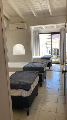 Destacada Vivienda, 5 Dormitorios En Ciudad De Mza