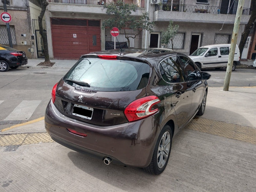 Imagen 11 de 12 de Peugeot 208 Feline