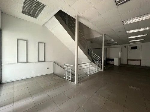 Edificio Comercial En Arriendo - 3 Pisos.