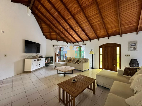 Vende Casa De 4 Dormitorios Con Piscina Y Gran Parque En Golf, Punta Del Este - Ref : Eqp6759