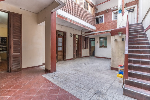 Casa. 13 Ambientes. 11 Dormitorios. Cochera. Patio. Terraza. Quincho. Parrilla
