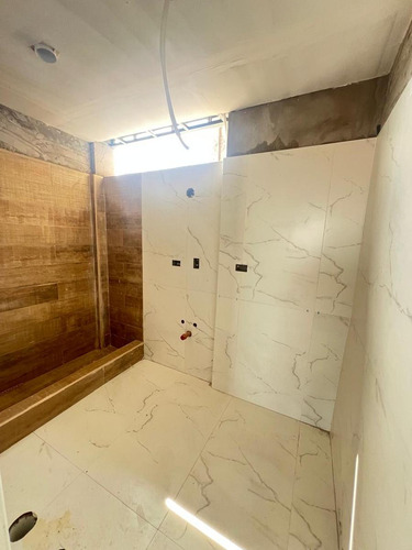 Venta Dos Ambientes, 55m2, Cochera, Lanús.