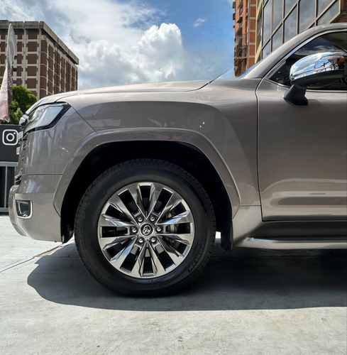 Toyota Land Cruiser 300 V6