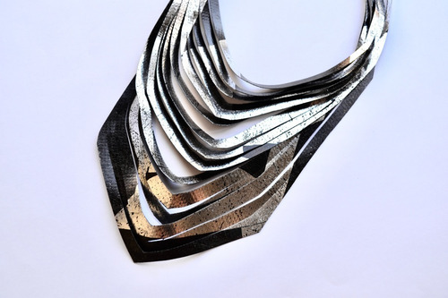 Imagen 3 de 3 de Collar Ondas Largo, Plateado Y Negro