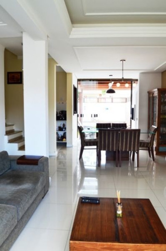 Casa Em Hípica Com 3 Dormitórios - Mi9268