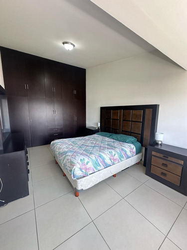 Casa En Venta En Tejeda Corregidora, 4 Habitaciones Y Jardín