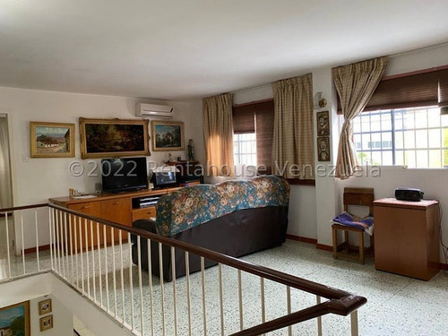 En Venta Casa Actualizada Con Gran Potencial De Modernización