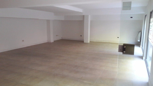 Venta De Local Centrico, 70 M2 Con Baño. Mercedes (b).