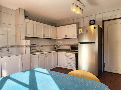Casa En Venta De 5 Dorm. En Las Condes