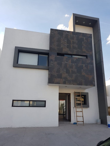 Casa En La Cima, 3 Recamaras Con Baño, Alberca, Jardín, Sala Tv, Roof Garden