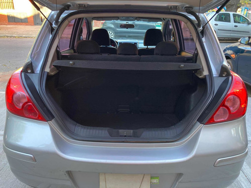 Imagen 10 de 15 de Nissan Tiida 1.8 Visia 5 P 2013