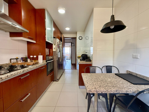 4 Dormitorios + Servicios / 3 Baños Completos / Oriente