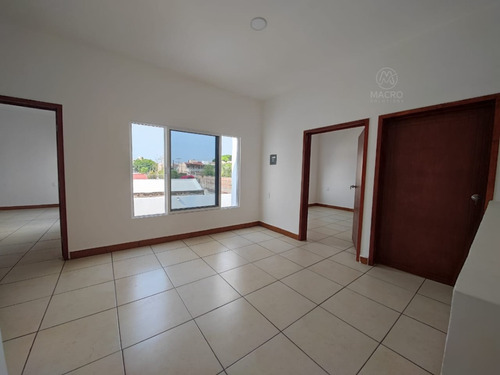 Casa En Venta De 2 Niveles En Col. Empleado Postal Con Alberca Apta A Créditos