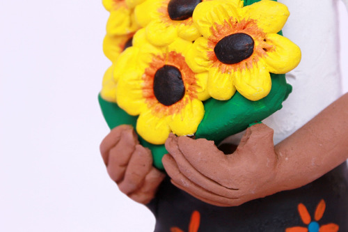 Imagen 3 de 4 de Escultura Vendedora De Flores. Aripo
