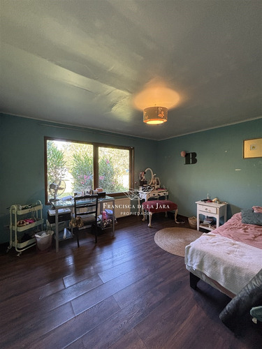 Casa Chilena, Parcela En Condominio. 5d+4b + Servicios.