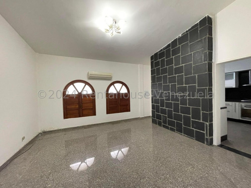 Casa Quinta En Venta Urb El Castaño Maracay Toda Remodelada Cocina Empotrada De Seguridad Amplia Y Cómoda Nela 25-1318