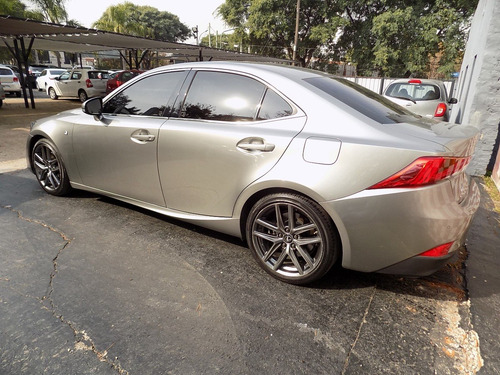 Imagen 5 de 8 de Lexus Is 300 2019
