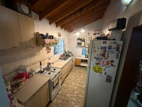 Casa En Reciclado Con Múltiples Ambientes Y Potencial En Ramos Mejía A La Venta