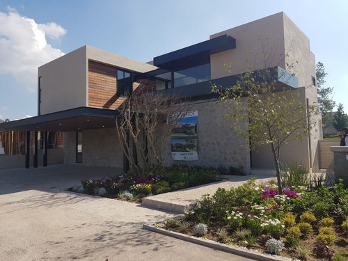 Residencia De Autor En Altozano, 4 Recámaras, Una En Pb, Estudio, Family Room..