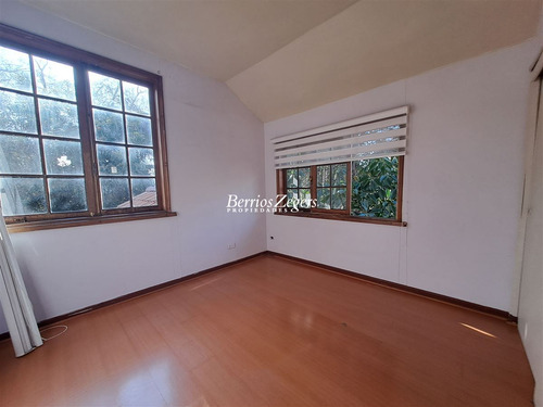 Casa En Venta De 5 Dorm. En Ñuñoa