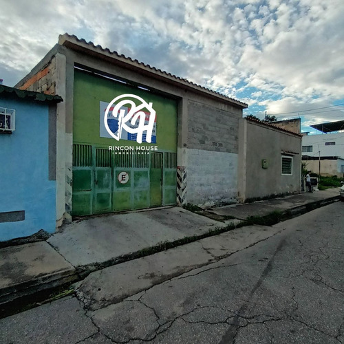 Terreno En Venta En El Barrio Lourdes, Maracay