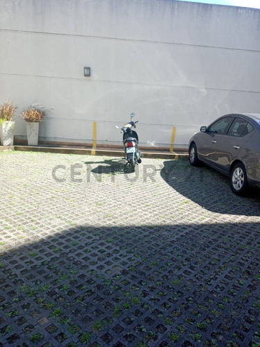 Cochera En Edificio Pocas Unidades