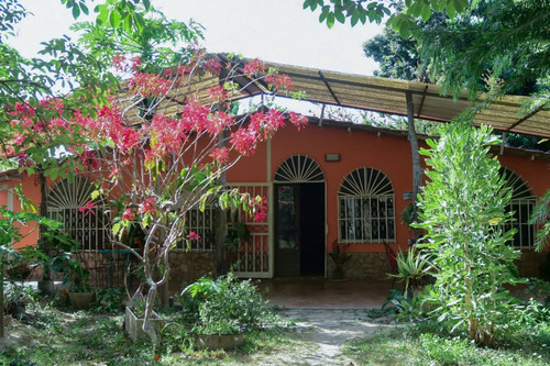 Casa Tipo Colonial, En San Diego, Sector Las Cocadas. Fv