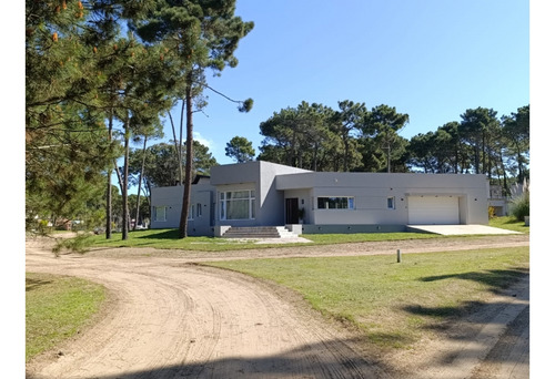 Casa En Alamos Pinamar A Estrenar Con Pileta - Temporada 2025