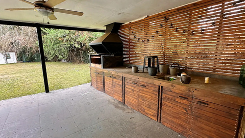 Parcela Con Casa, Piscina/ Quincho, Frente A Parque Y Laguna