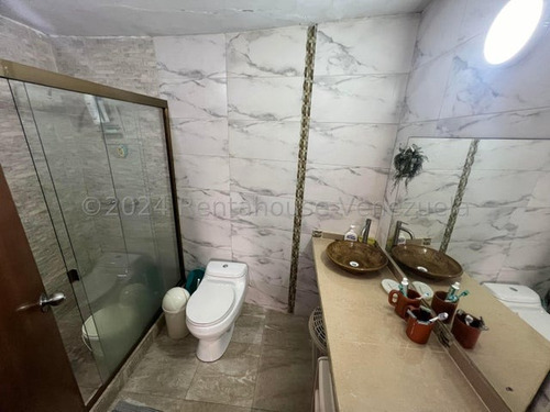 Estupendo Apartamento 24-24654 Ubicado En Una Bella Casa De 3 Pisos, Con Amplia Distribución En Las Palmas
