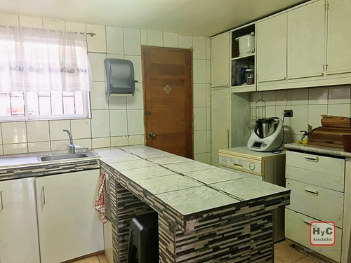 Casa En Venta En La Comuna De Maipú, 3 Dormitorios, 2 Baños.