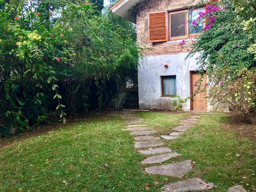 Casa De 6 Dormitorios En Pinares- Ref: 542