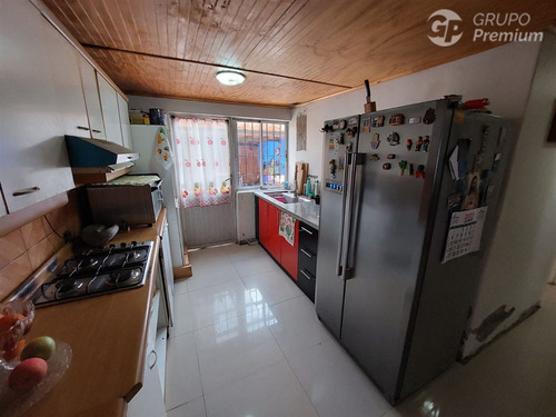 Casa De 2 Pisos En Venta De 4 Dorm 2 Baños En Calera