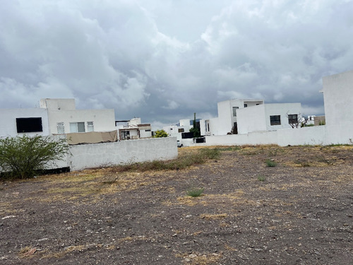 Hermoso Lote Terreno Regular Completamente Plano Propio Para Construir La Casa De Tus Sueños Dentro De Fraccionamiento Privado Real De Juriquilla.