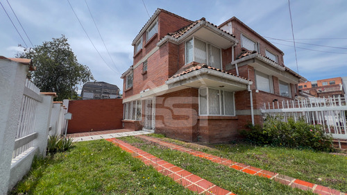 En Venta - Casa Esquinera De 3 Niveles Ubicada En Usaquen, Bogotá