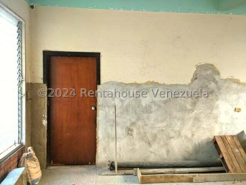 María Valera Trae En Venta Casa-comercial Con 1 Local Extenso Con Su Baño Y Oficina, En Centro Este De Barquisimeto, Agua Constante, Piso De Granito, Cantv, Aba, Ideal Para Uso Comercial O Residencial