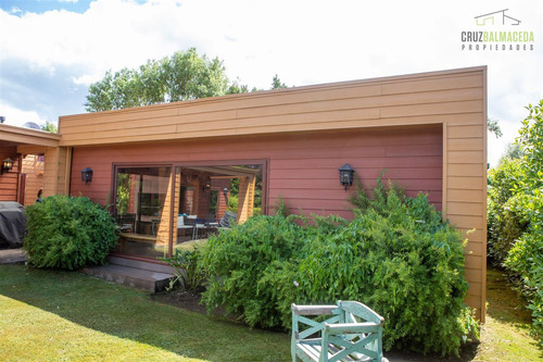 Casa En Venta De 5 Dorm. En Puerto Varas