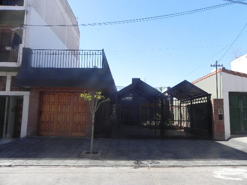 Casa En Venta En Isidro Casanova