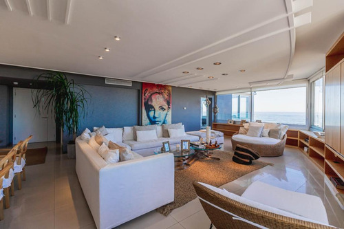 Departamento A La Venta En Punta Del Este Frente A Playa Brava De 4 Dormitorios, Todos En Suite