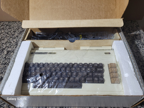 Computador Antigo Commodore Vic 20 + Datasette (funcionando) (Usado)