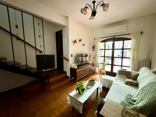Duplex En Excelente Estado Sobre Calle Medina, Caseros Centro