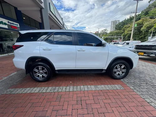 Toyota Fortuner Sr 2.4 At 4x2 2023