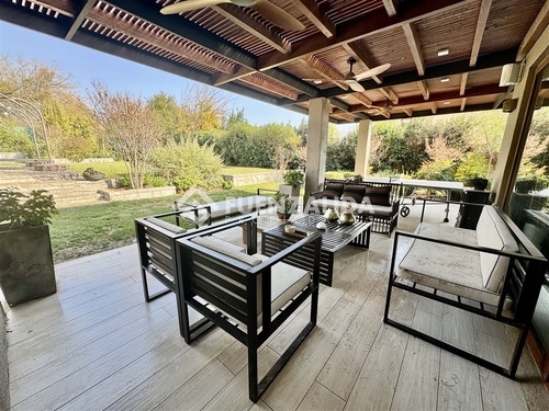Casa En Venta De 5 Dorm. En Colina
