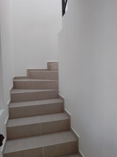 Haz De Esta Casa Tu Nuevo Hogar. Ubicada En Una Privada Con Vigilancia 24/7, Esta Propiedad Combina Funcionalidad, Amplitud Y Excelente Ubicación.