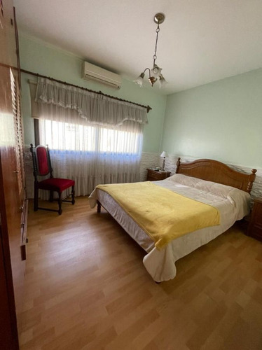 Imagen 13 de 21 de Casa En Venta De 4 Ambientes Con Cochera Y Jardín En Adrogué