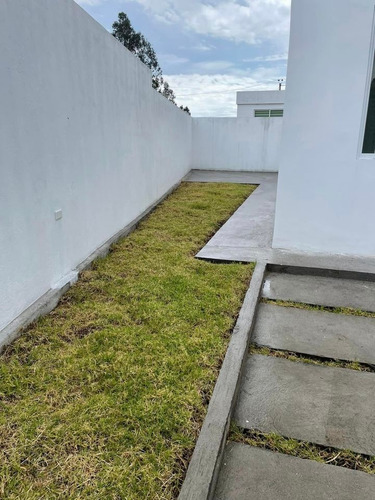 Linda Casa Nueva X Estrenar Esquinera En Ibarra, Se Puede Recibir Carros X Parte De Pago, Sector Muy Seguro Y Tranquilo