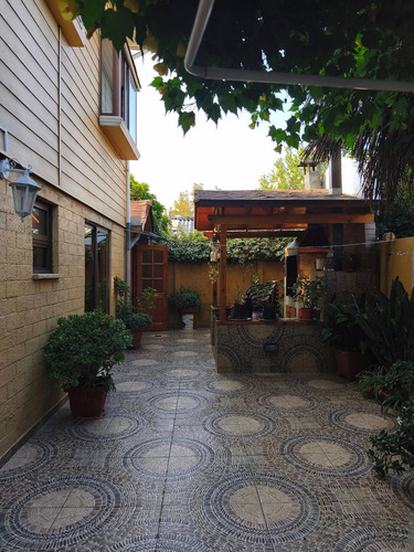 Hermosa Casa En Villa Los Cantaros, Quilicura.