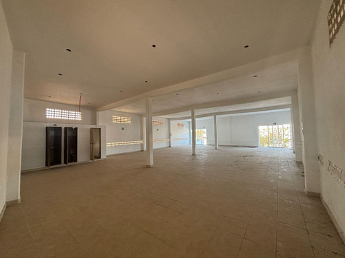 Renta De Local Comercial En Av. Principal En Planta Alta