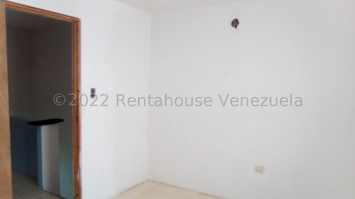 Monicam 23-2281 Cómodo Townhouse Ubicado En Conjunto Privado Con Vigilancia , Espacios Para Diseñar A Su Gusto, Patio Trasero. Con Permisologia Para Realizar Un Tercer Nivel
