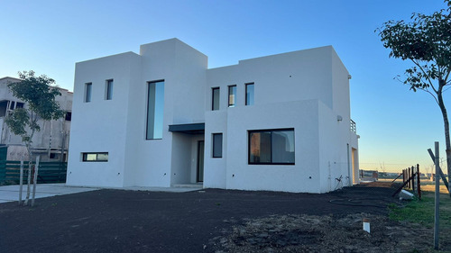 Casa En Venta En Riberas, Puertos, Escobar